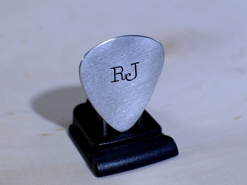 Guitar pick with personalized initials in aluminum - Picture 4 of 5