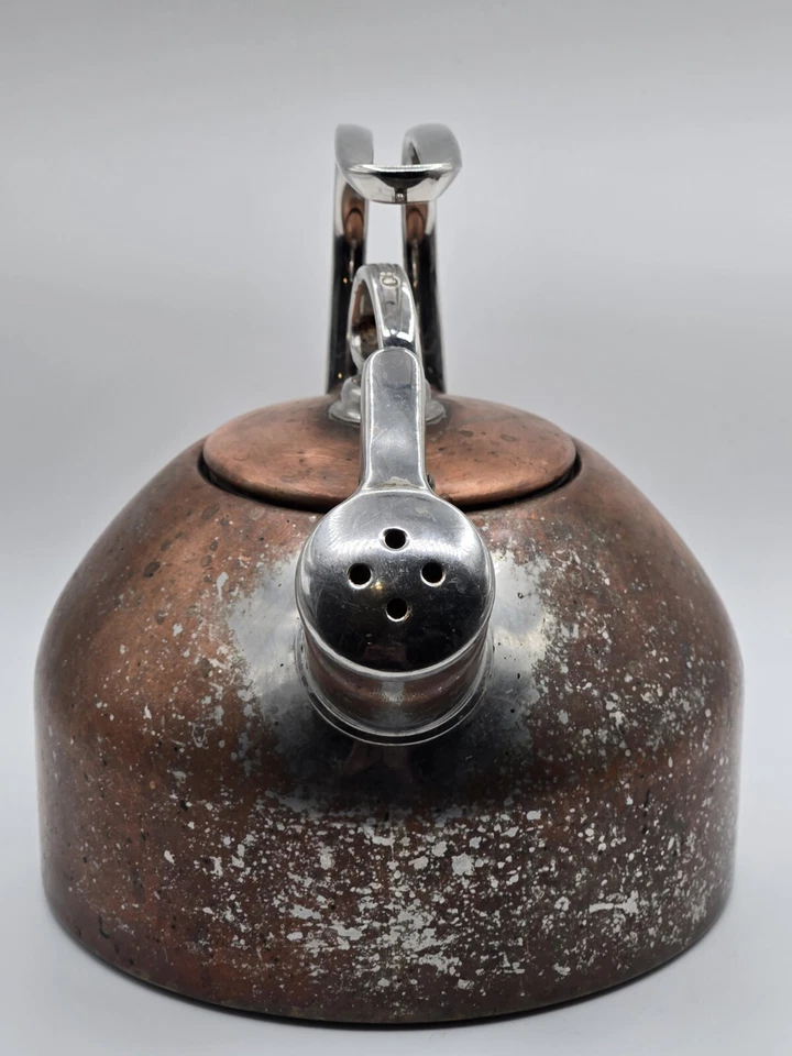 Tetera de acero inoxidable CHANTAL 18/10 SL37-19CP exterior de cobre de 2,5 cuartos de galón Foto 3 de 4