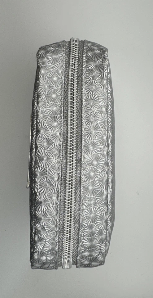 Bolso de Maquillaje Vacacional MAC Cosmetics Plateado Pequeño Bolsa de Viaje Cremallera Nuevo sin Etiquetas Foto 2 de 4