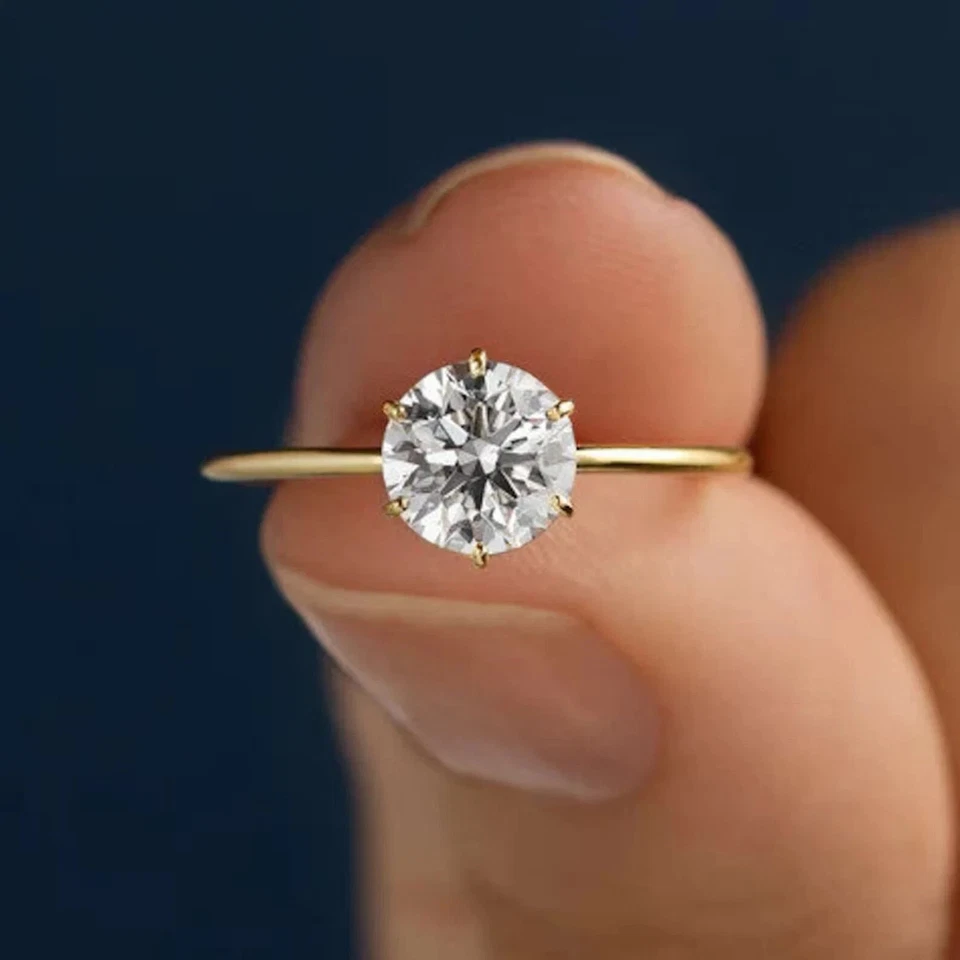 Anillo de boda solitario de diamantes redondo creado en laboratorio de 1,50 quilates enchapado en oro amarillo de 14 quilates Foto 4 de 4