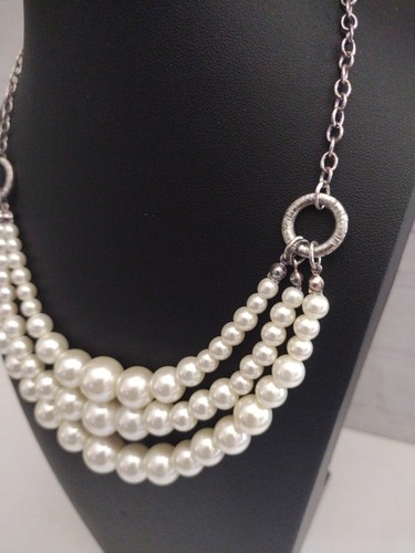 Vintage 1980s Avon NRT Alana Luxe Triple Strand Faux Pearl Adjustable Necklace - Picture 5 of 5