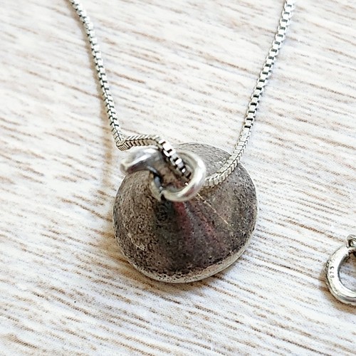 Collar colgante de plata de ley con chispas de chocolate Hershey Kiss - Imagen 3 de 5
