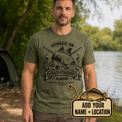 Personalisiertes Hooked On Karpfenangeln Herren T-Shirt