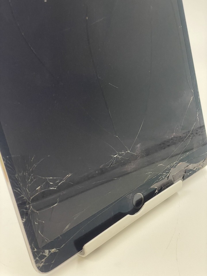 Apple iPad Pro 2nd Gen 10.5" A1709 Cracked Screen LCD IOS Tablet Faulty