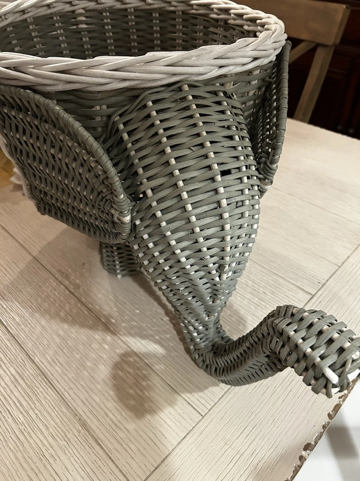 Cesta de elefante gris de mimbre Pottery Barn Foto 3 de 4