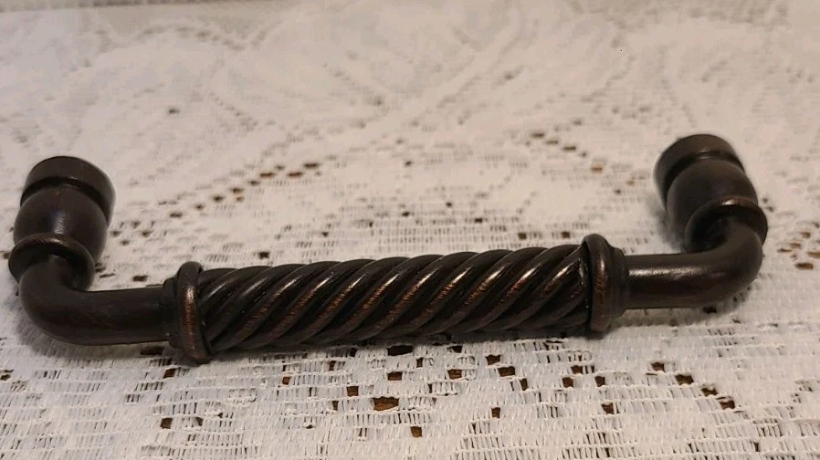 8 puxadores de gaveta de armário torcidos GlideRite 6-1/4 pol. bronze rústico central - Imagem 2 de 4