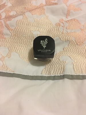 Younique Product Pigment Moodstruck Minerals Glamerous Eyeshadow