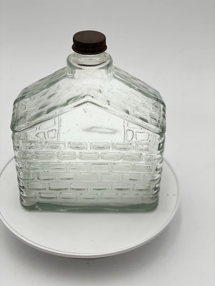 Botella vintage con forma de cabina de troncos de vidrio transparente con tapa de chimenea 7" T x 5,5" W x 3,5 Foto 4 de 4