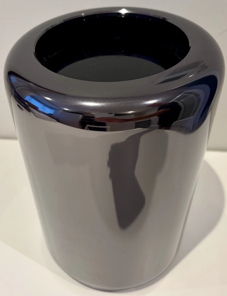 Apple Mac Pro 2013, 12-Core Xeon E5 2.7GHz, 1TB SSD, 64GB RAM, AMD FirePro D700 - Image 2 of 3