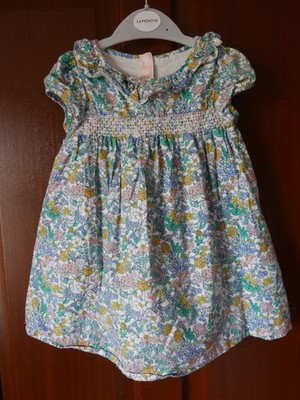 Marks & Spencer Mädchen Kleid, Alter 12-18 Monate, weiß, Blumenmuster, gesmokt