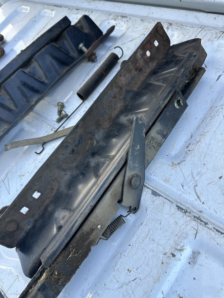 MoPar 1968 carrocería A canastilla derecha asiento orugas Plymouth Barracuda Dodge Dart 1969 Foto 3 de 4