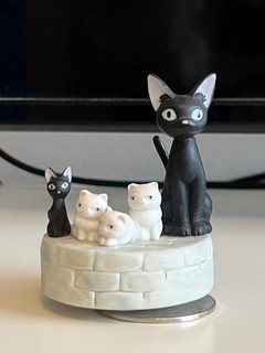 Official Studio Ghibli Kiki’s Delivery Service – Jiji & Family Wind Up Music Box