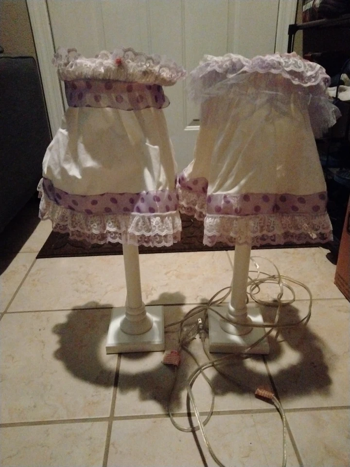 2 Lámparas con Diseño de Tela Lámpara Tonos Lavanda y Patrón de Lunares Blancos Foto 3 de 4