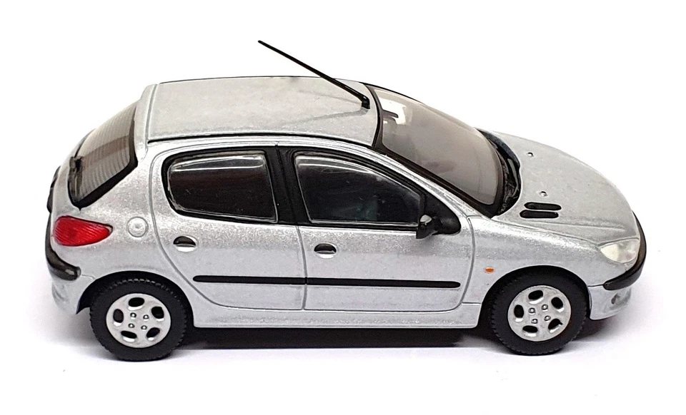 Norev escala 1/43 diecast 99206P - Peugeot 206XT Premium 1999 - plateado Foto 3 de 4