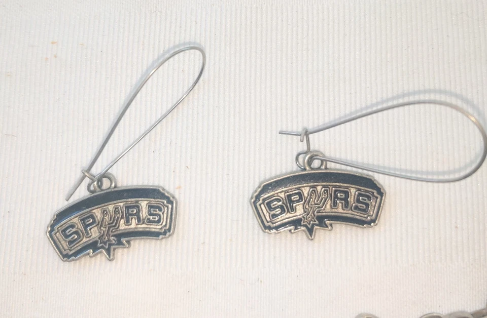  Conjunto de pulsera, pendientes y prendedores San Antonio SPURS NBA en buen estado Foto 4 de 4