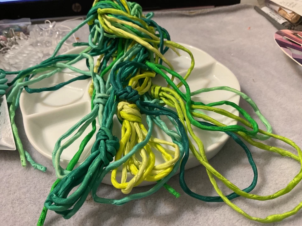 Hierros prelavados naturales no tóxicos teñidos a mano con cuerda de seda bellamente Foto 4 de 4