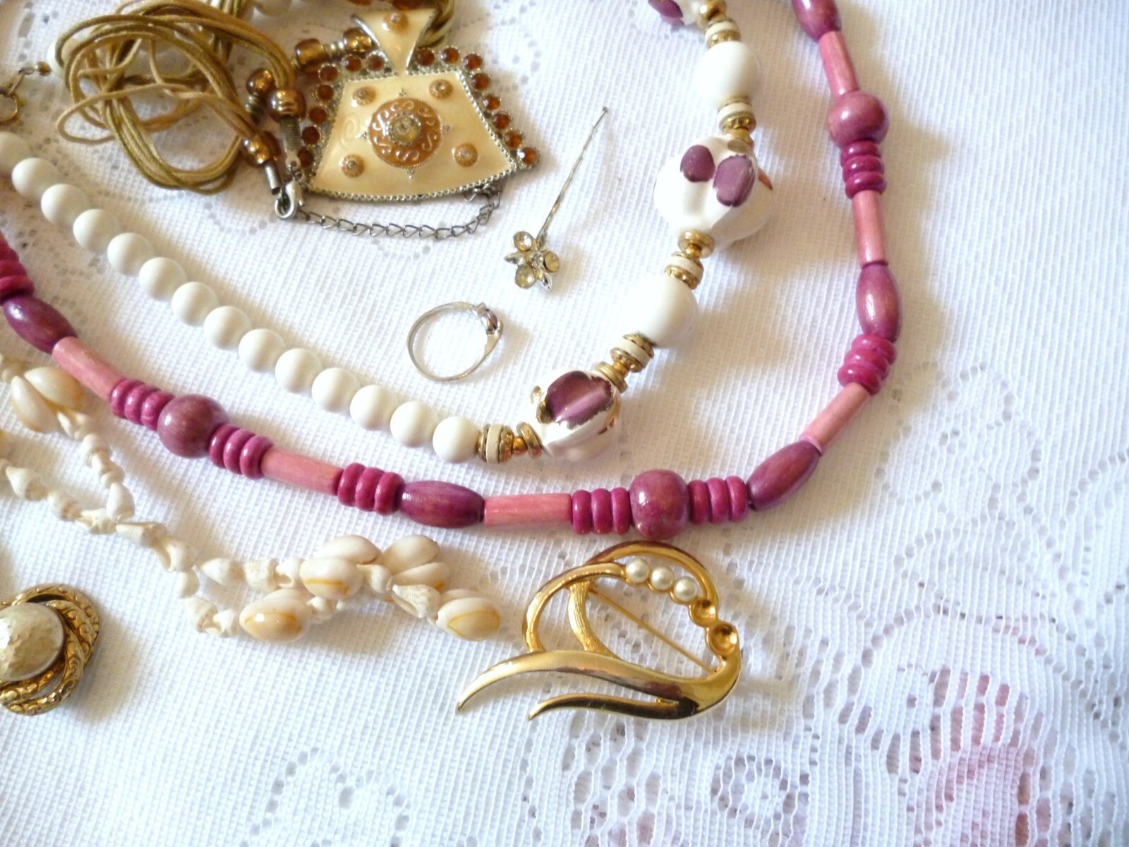 Lot De Bijoux Anciens - Broche Vintage, Collier Religieux, Bague Et Bracelet - Occasion