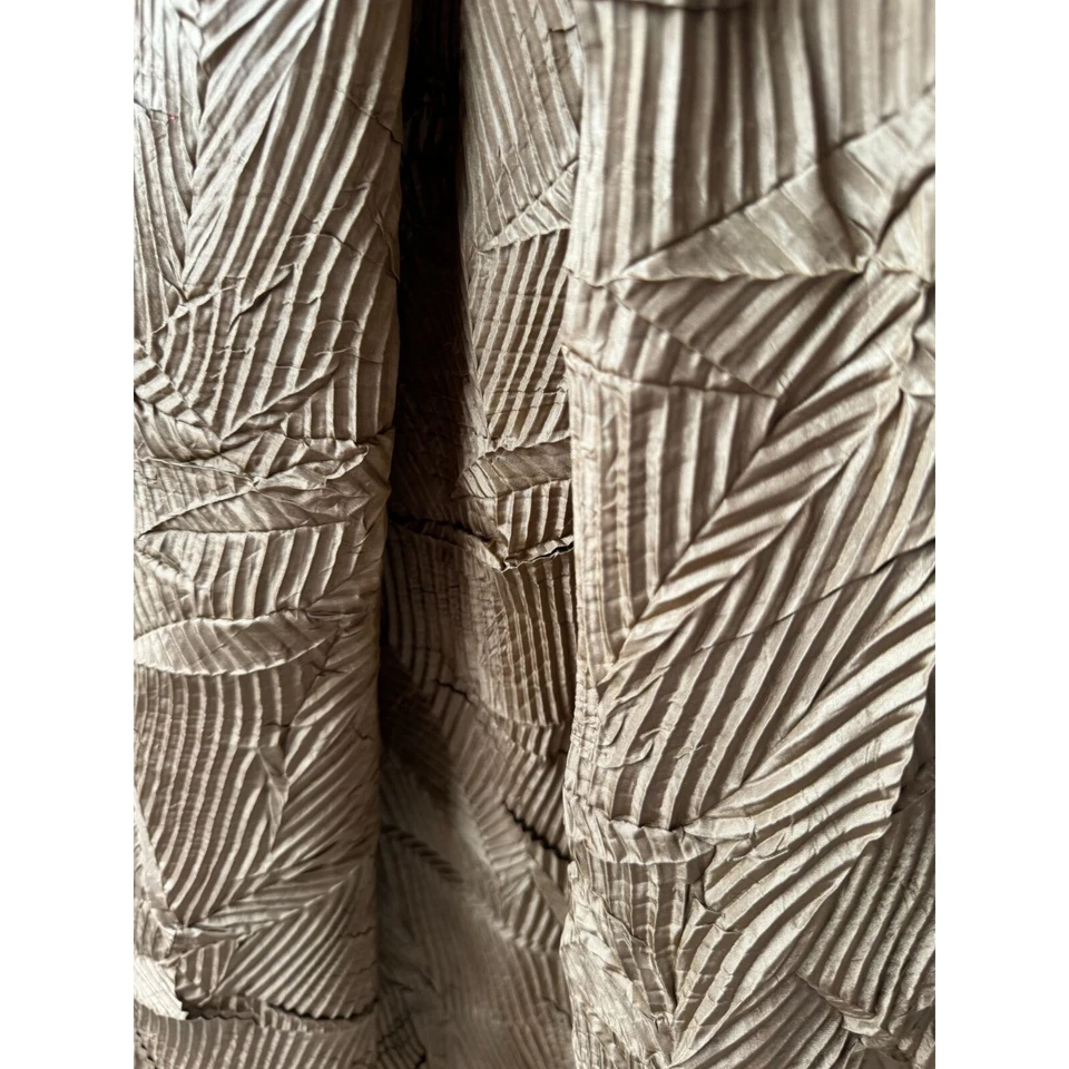 Falda larga dorada vintage de EE. UU. talla 8 con lazo en la cintura y patrón texturizado de polietileno Foto 3 de 4