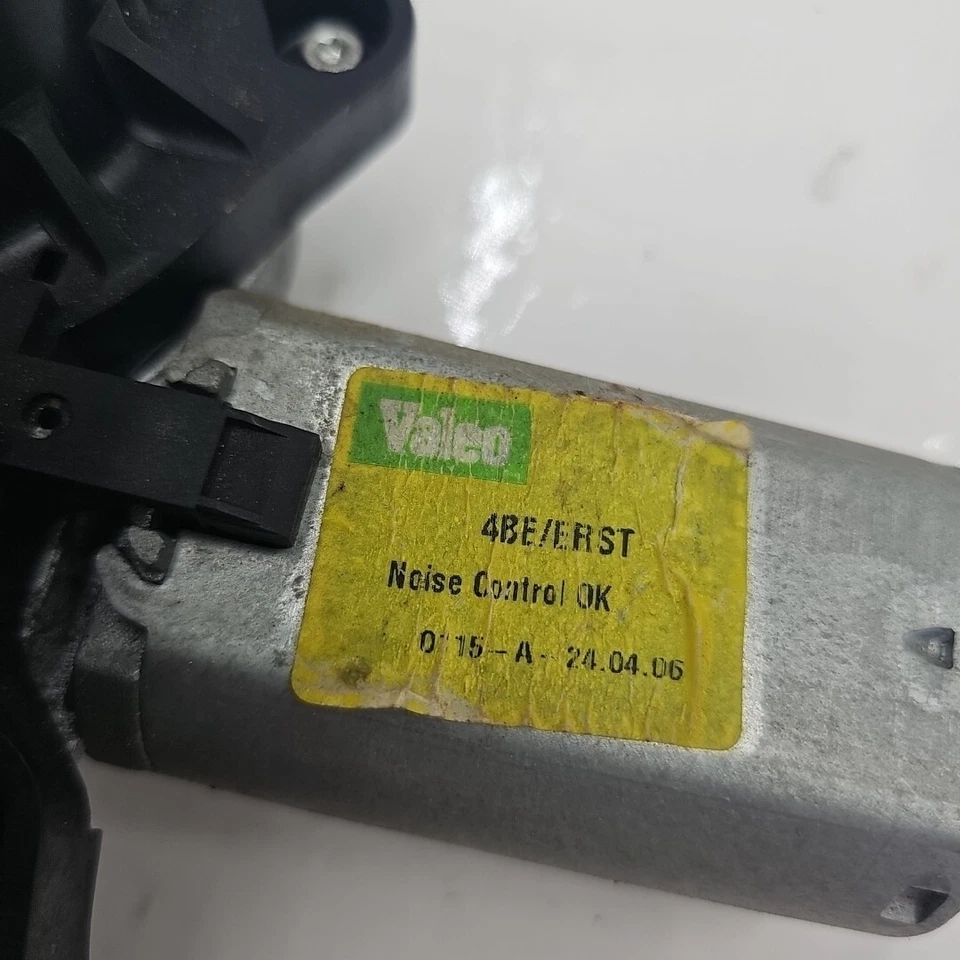 07-14 OEM GMC CADILLAC ESCALADE TAHOE SUBURBAN 15282187 Tested Rear Wiper Motor - Image 2 of 4