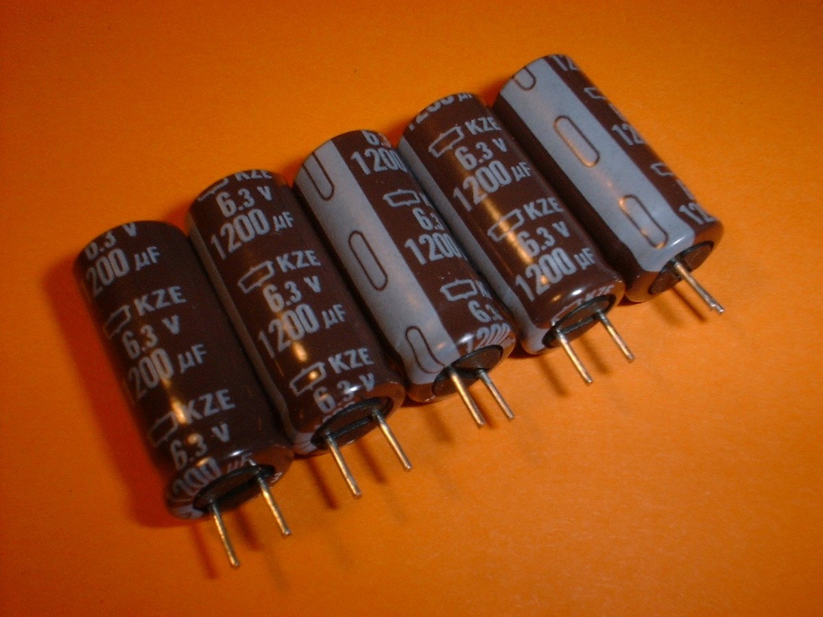 10x Condensatori Nippon Chemi-Con 1200uF 6,3V 105&deg;C &ndash; Bassa ESR, 8x20mm Per Madri E Alimentatori