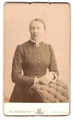 Fotografie Mauritz Edlund, Arboga, Hamngatan, Portrait Dame im Biedermeierkleid 