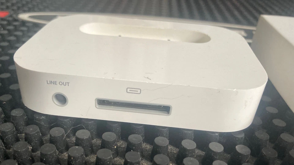 Base para iPod Apple original de colección 2003 con un nuevo cable de carga de 30 pines a USB Foto 2 de 3