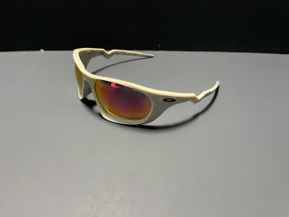 Матовые солнцезащитные очки Oakley Lateralis с песком, включая чехол - Изображение 3 из 4