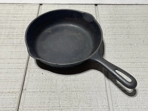 Unmarked Wagner Ware #5 Cast Iron Skillet 8” B On Handle