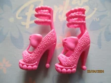 BARBIE DOLL / PAIR OF SHOES: BOOTS, PUMPS ....... (2468)