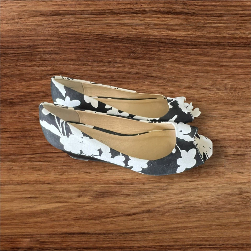 CL by LAUNDRY Divertido Elegante Estampado de Flores Blanco y Negro Punta abierta Cuña Talla 6.5 Foto 2 de 4