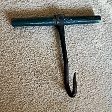 Ancien grand crochet à suspendre en fer forgé de forgeron vert/noir