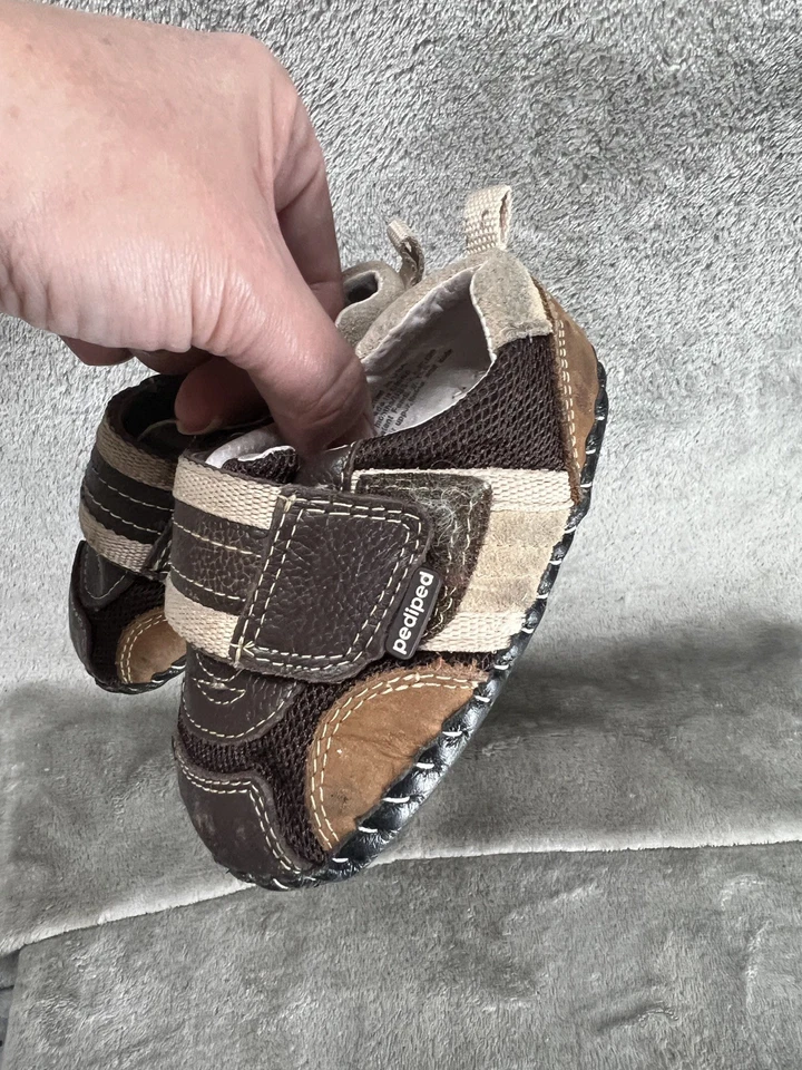 Zapatos de bebé Pediped hechos a mano, suela suave de cuero marrón (12-18 meses) Foto 2 de 4