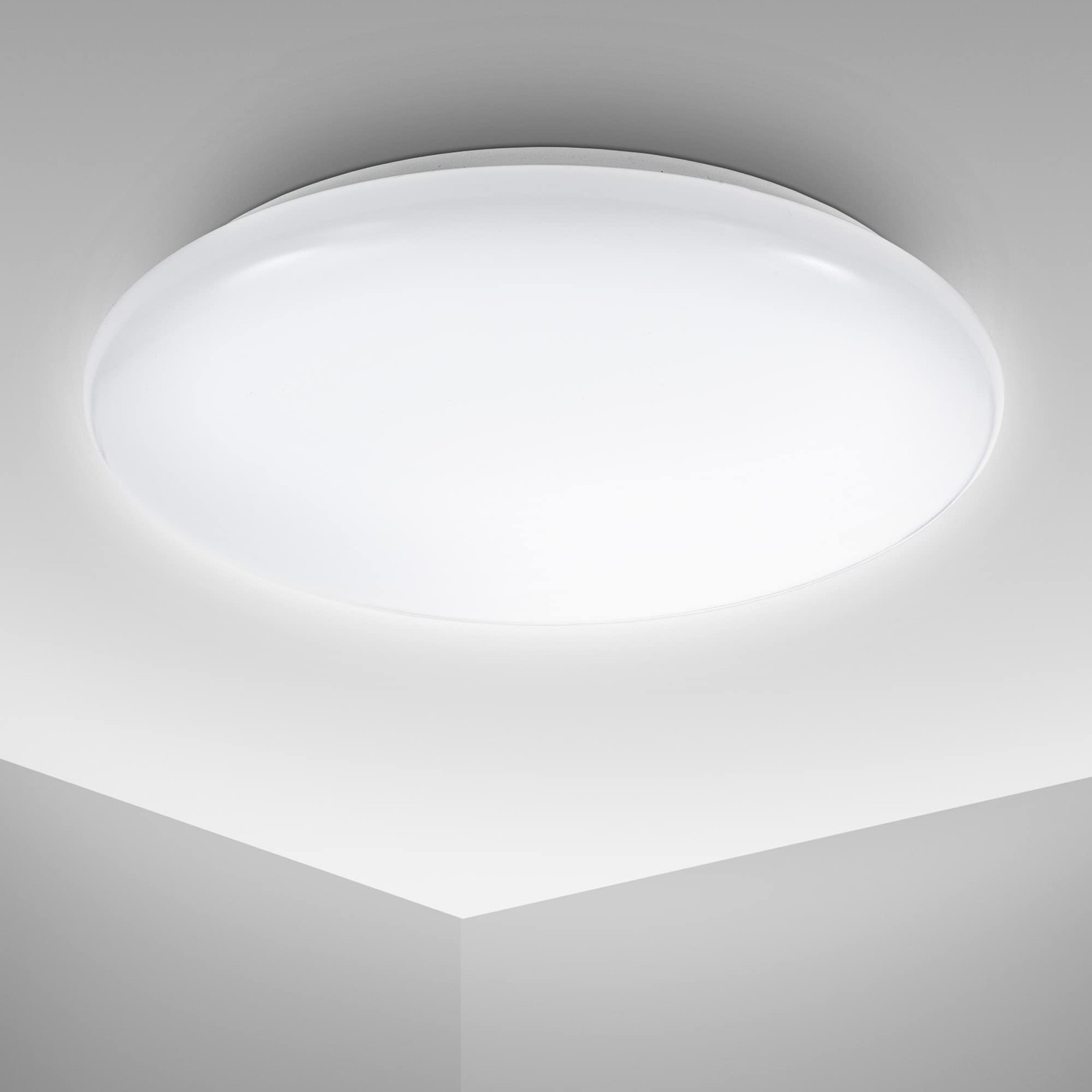 Plafonnier rond LED 12W lumière blanche pour éclairer une pièce sombre sans l'encombrer