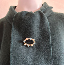 50s Imitation Pearl Aqua Crystal Wreath Oval Brooch Pin Gold Tone Link 1.5"