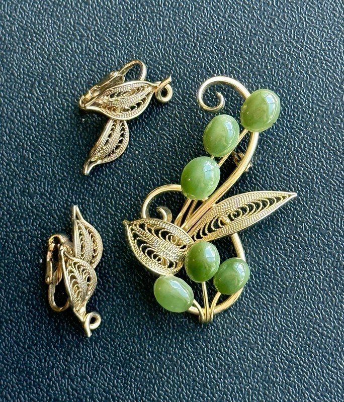 2 PIECE VINTAGE GOLD TONE JADE CABOCHON FILIGREE BROOCH SET COSTUME JEWELRY LOT