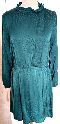 ROBE SATINEE VERTE A MOTIFS RELIEF GALERIES LAFAYETTE TAILLE 38 NEUVE - Photo 1/4