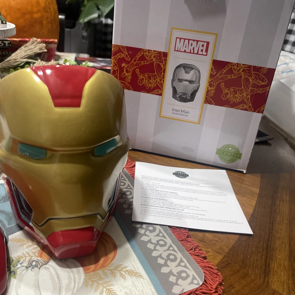 Aquecedor/leve de cera Iron Man novo na caixa Scentcy adição limitada. Lâmpada incluída - Imagem 3 de 4