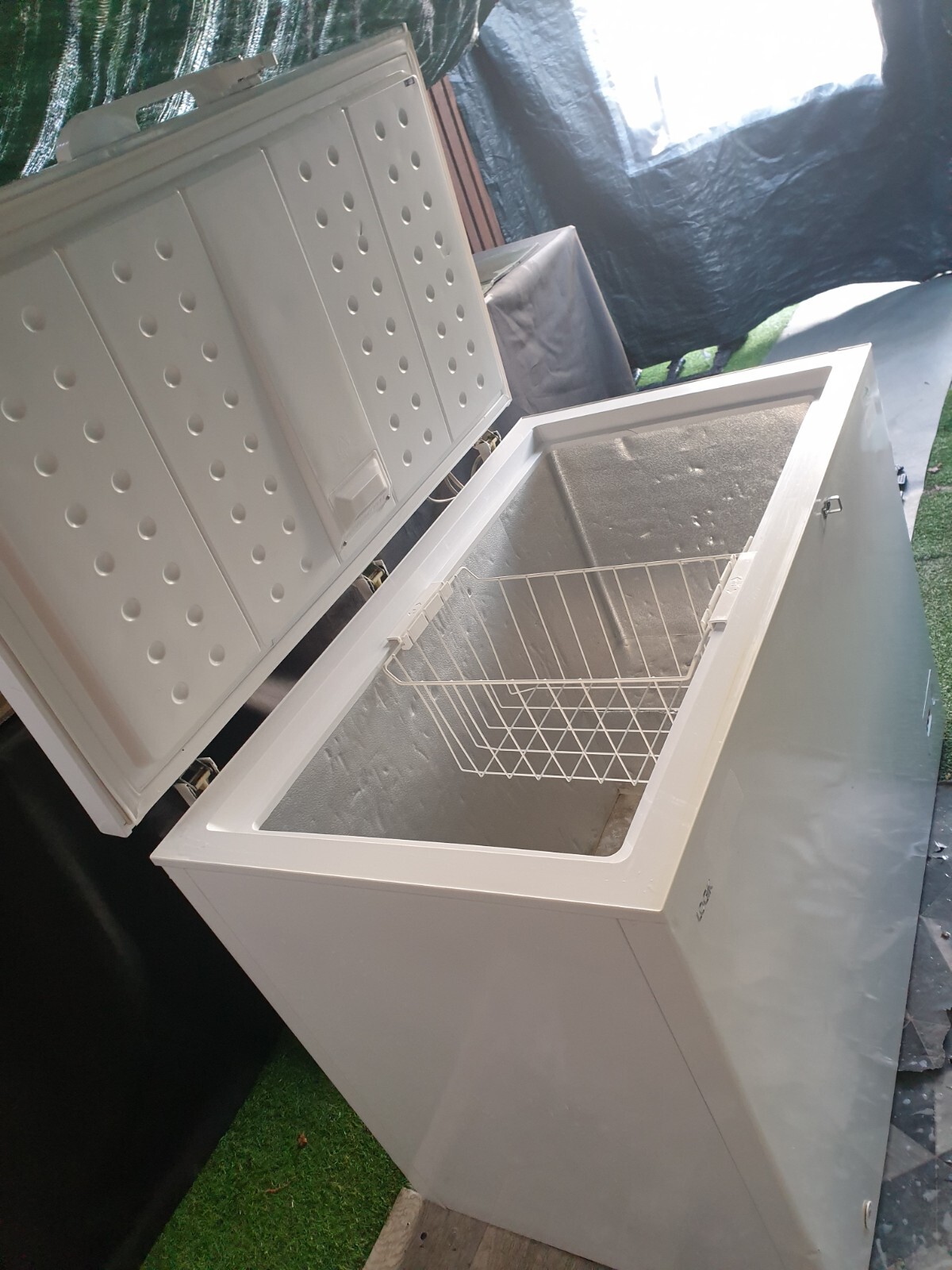 Logik L300CFW14 Chest Freezer, Super Clean.112cmx84x67(wxhxd). Delivery