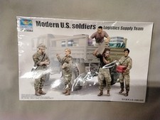 Trumpeter Modern US Soldiers Logistics Supply...