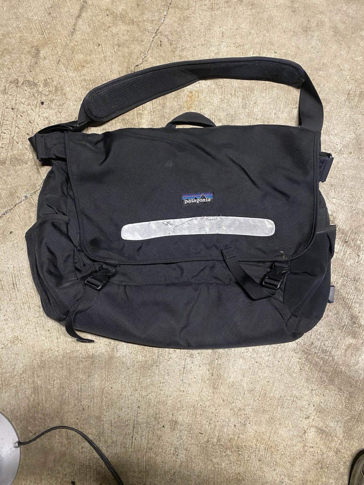 Patagonia Padded Nylon Messenger Bag Black Fits 15 in Laptop Solid Shoulder