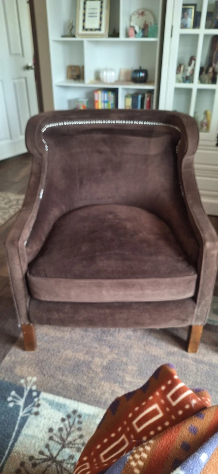 Juego de sillas de terciopelo con tachuelas Foto 3 de 4