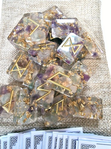 Elder Futhark Runes Handmade Resin and Fluorite crystal Runes & Rune card set - 第 1/10 張圖片