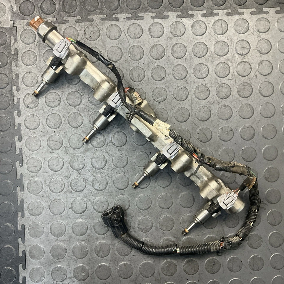 Línea de riel de combustible del lado izquierdo del conductor Infiniti QX80 2014-2019 con conjunto de inyector de combustible OEM Foto 2 de 4