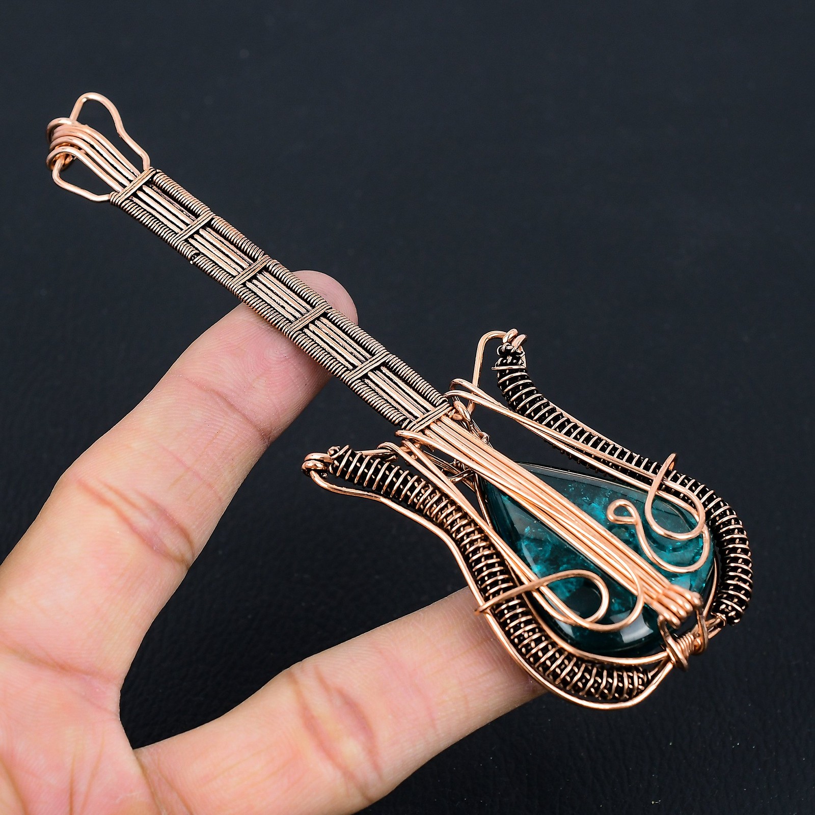 Ciondolo chitarra in rame con ambra blu