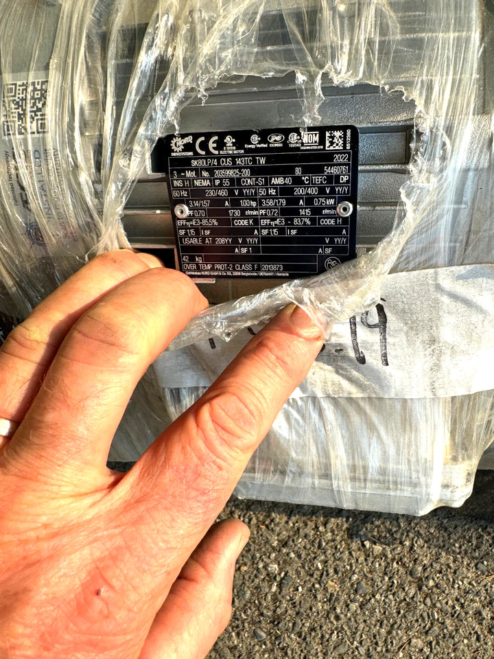 Nord Drivesystems SK80LP/4-CUS-143TC TW, 230/460V, 1 HP, NUEVO Foto 4 de 4