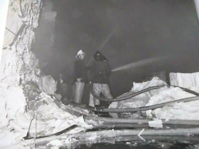 Lot x 2 alte Fotos von Feuerwehrleuten / Feuerwehr 70er Jahre