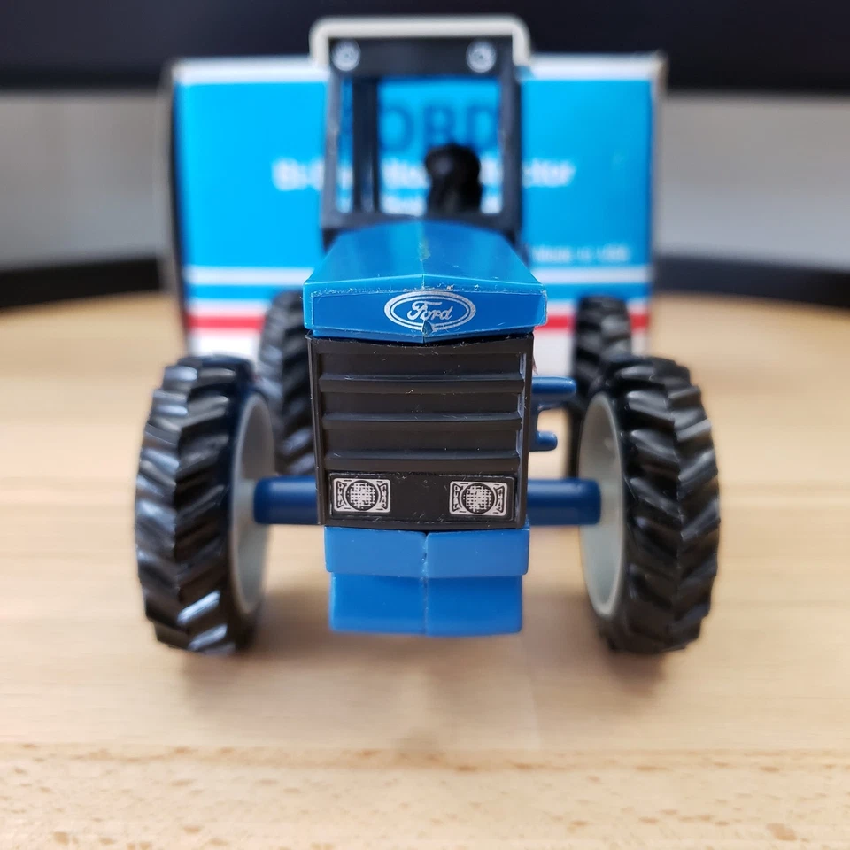 Scale Models Ford 276 Versatile Bi-Directional Tractor Diecast 1:32 - Image 4 of 4