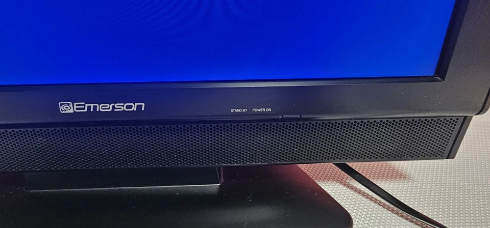 Emerson 19" LCD DIGITAL TV  LC195EM87 HDTV (2007) All Cords Included, No Remote - Image 4 of 4