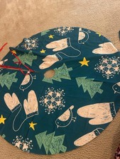 a13 Christmas tree skirt cover cute snowflake  22 inch middle to ends 