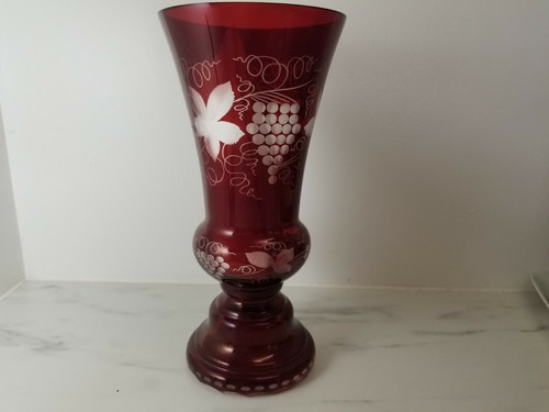 Dunkelrote geschliffene zu klare Traubenvase 12" Höhe x 5 3/4" Breite - Bild 2 von 7
